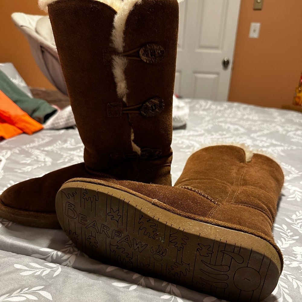 Bear paw winter fuzzy boots size 7. Gently used condition.